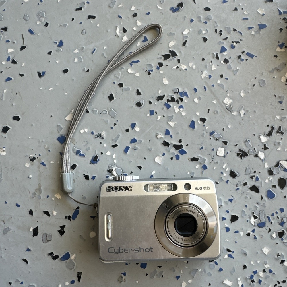 Sony Cyber-shot DSC-S500 6.0MP Digital Camera‎ Parts Only Does Not Turn On